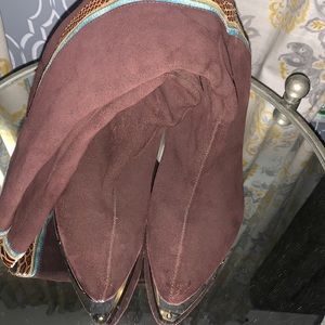 Carlos Santana chocolate suede boots